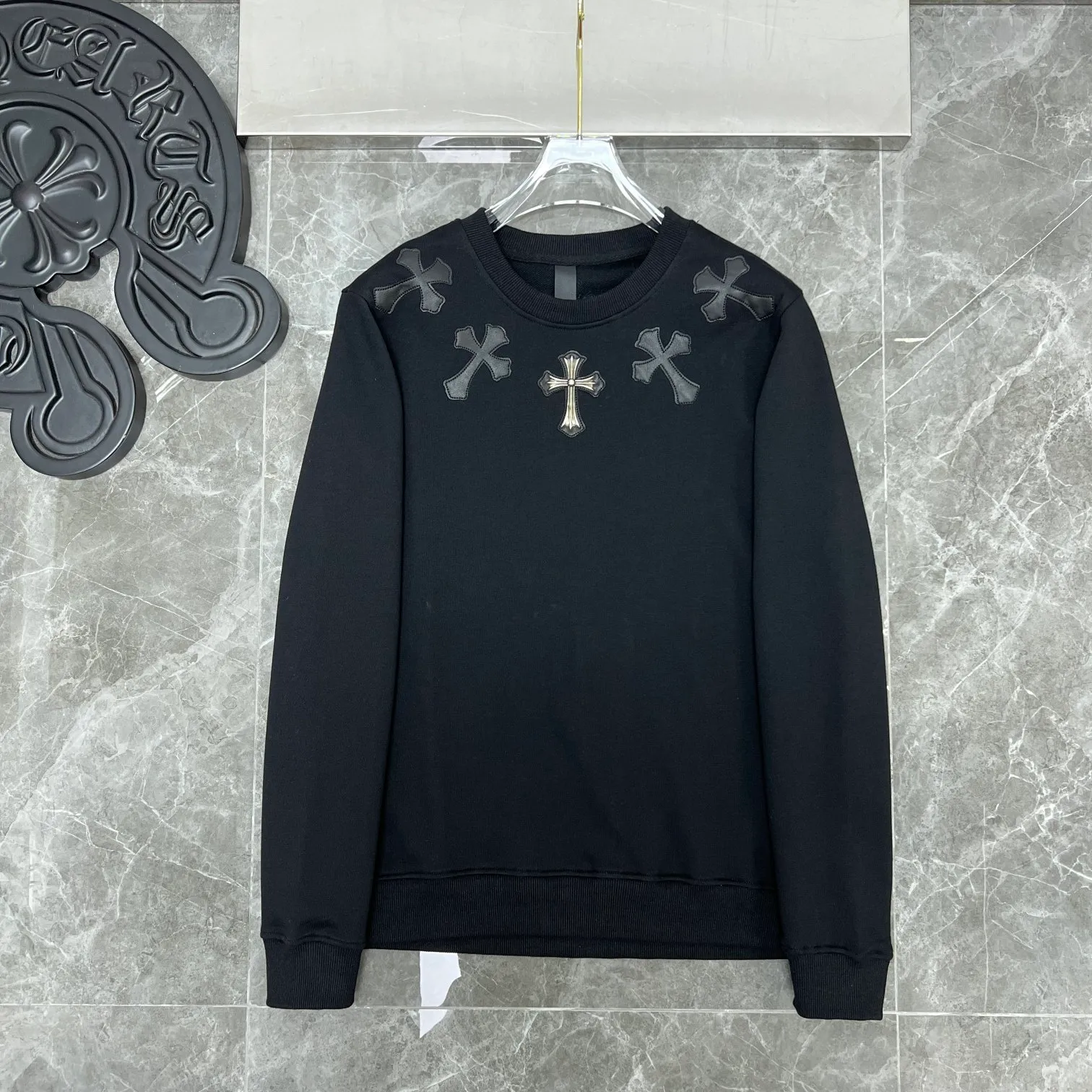 P240 Chrome Hearts🍁Autumn and winter 2025 simultaneous sale at counters Chrome Hearts heavy industry patchwork leather cross round neck sweatshirt improved customized version 1:1 high weight fabric 🌈Recommended colors: white black 🌈Cardage: S, M, L, XL.